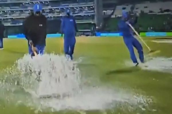 AFG vs AUS: मैदान साफ करते गिर पड़ा ग्राउंड्समैन, पाकिस्तान की हो गई फजीहत, सोशल मीडिया पर लगी क्लास